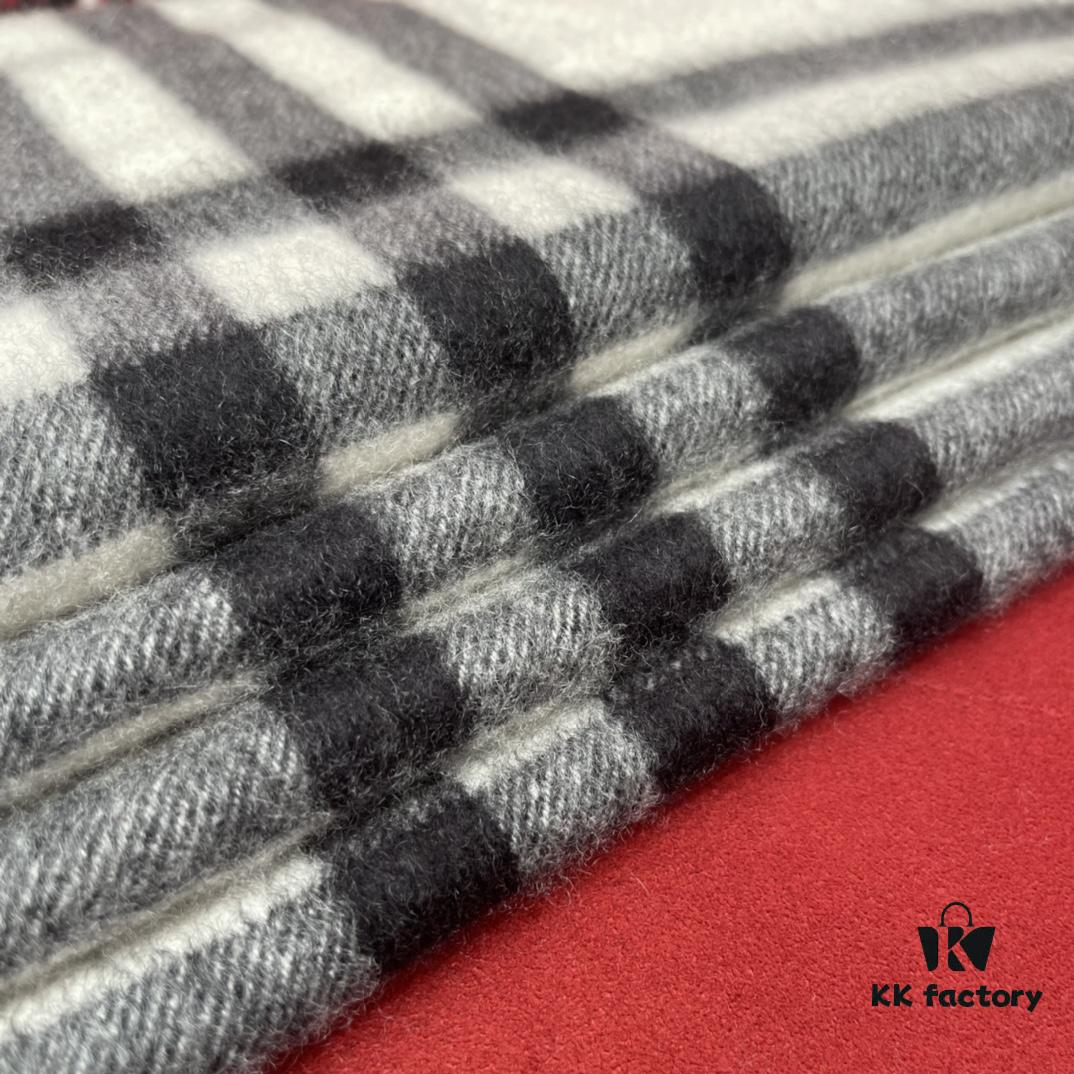 Stone Gray BURBERRY Classic Entry-Level Bestseller, Timeless Check Pattern, Simple and Elegant Unisex Scarf, An Everlasting Fashion Piece