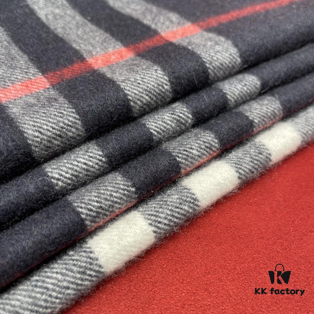 Navy Blue BURBERRY Classic Entry-Level Bestseller, Timeless Check Pattern, Simple and Elegant Unisex Scarf