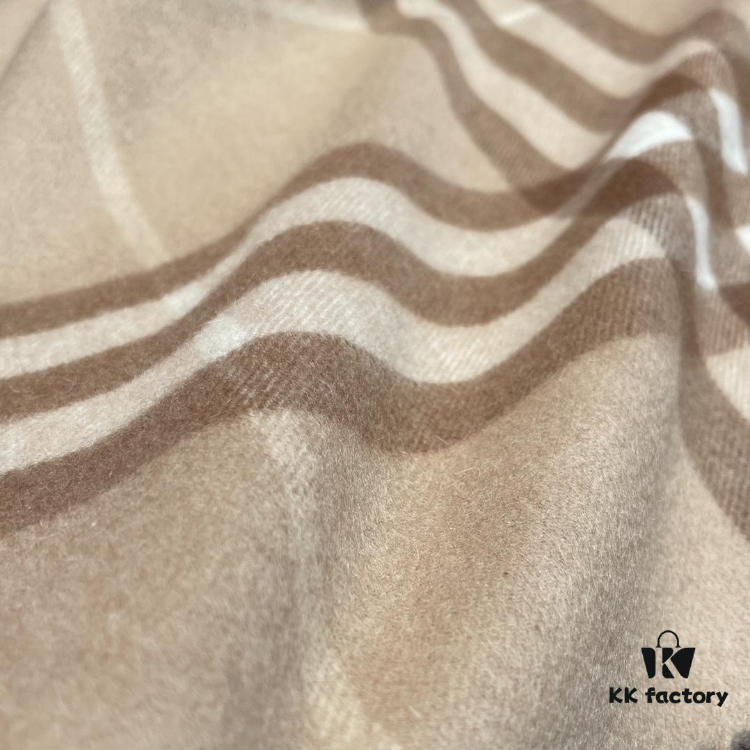 Mid-tone Camel Color BURBERRY Classic Entry-level Bestseller, Timeless Check Pattern, Simple and Elegant Unisex Scarf, Never Out of Style
