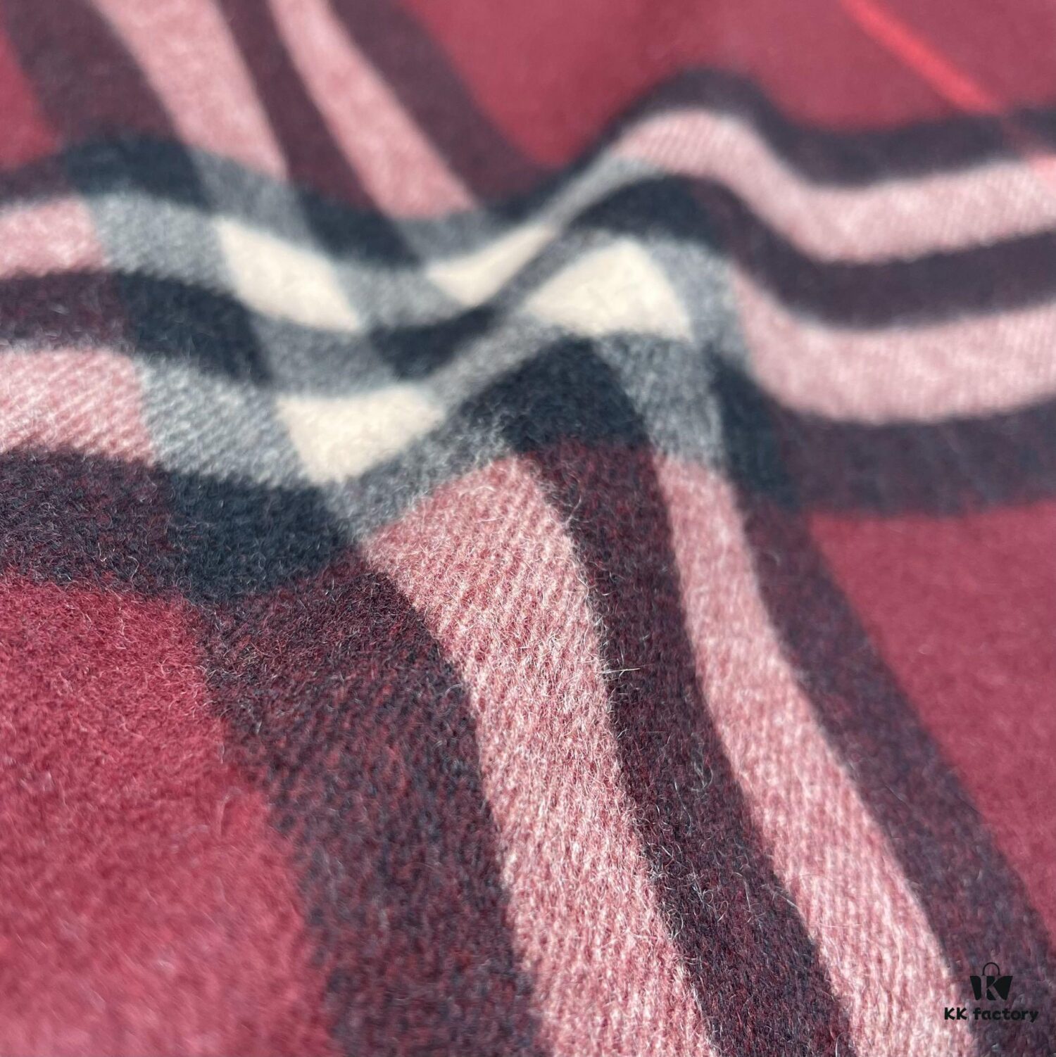 Burgundy Burberry Classic Entry-Level Bestseller, Timeless Check Pattern, Simple and Elegant Unisex Scarf – A Never-Outdated Accessory. Upgraded with No Color Difference, Original Factory Yarn Material. Size: 168*30cm