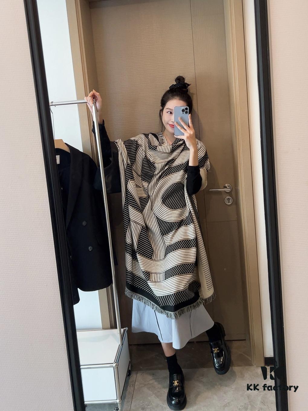 Moncler 140 Large Scarf, Boutique Collection, Exceptional Fit and Style