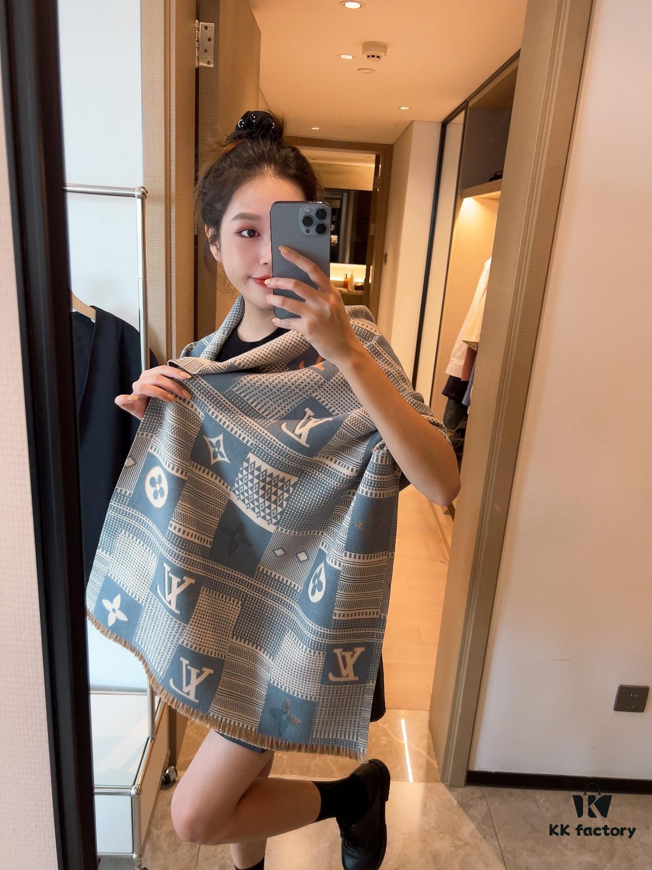 Plush Velvet LV Monogram Scarf in Soft Pink and White - 100% Wool, 180x60 cm