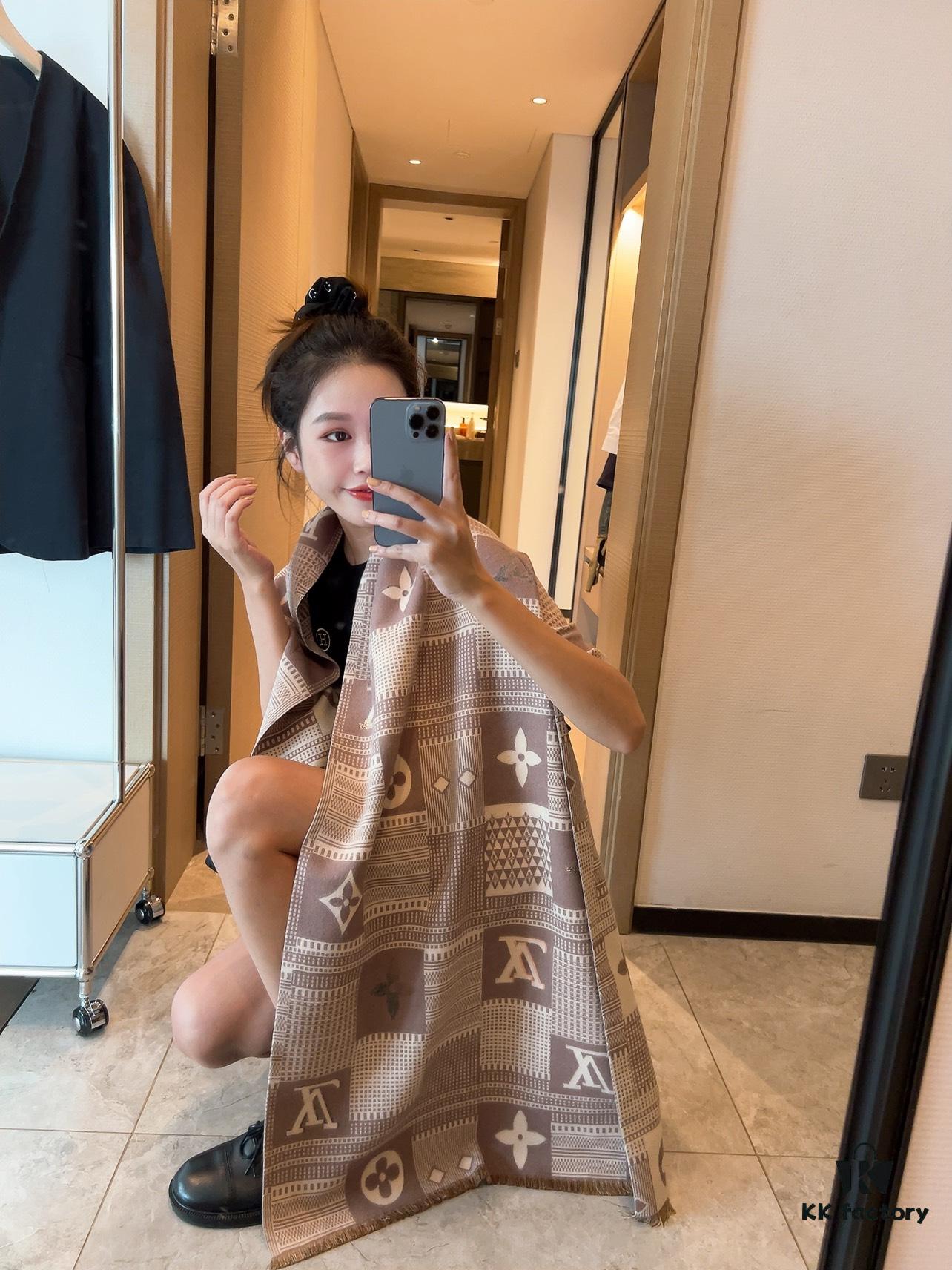 Plush Velvet LV Monogram Scarf in Soft Pink and White - 100% Wool, 180x60 cm