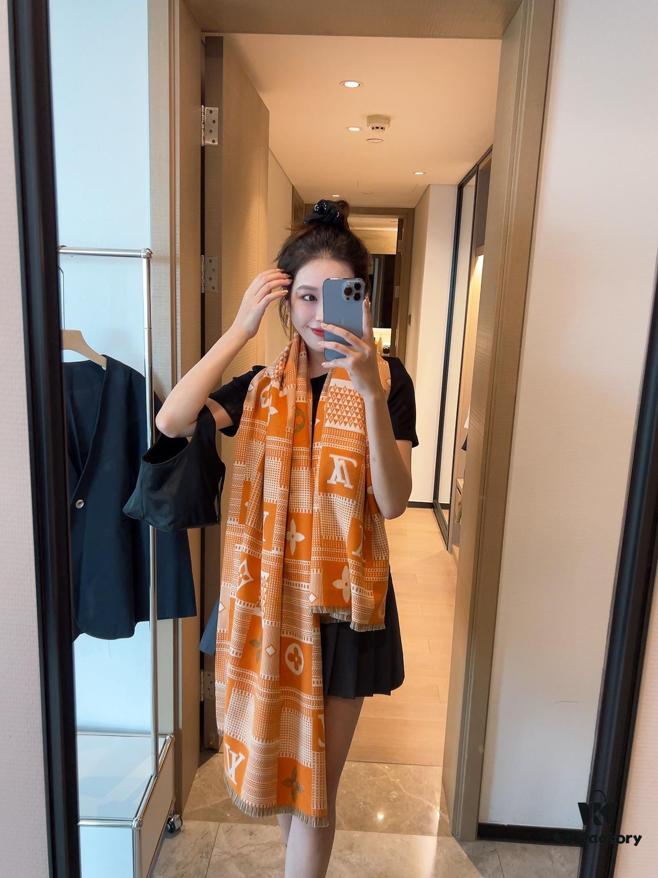 Plush Velvet LV Monogram Scarf in Soft Pink and White - 100% Wool, 180x60 cm