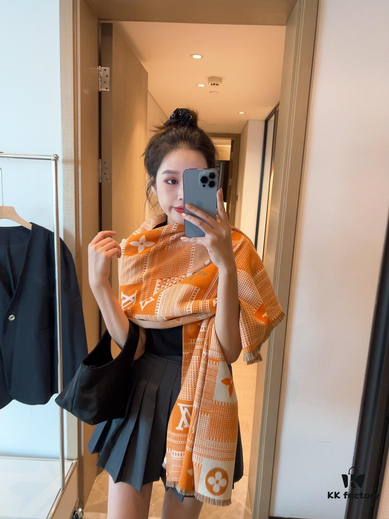 Plush Velvet LV Monogram Scarf in Soft Pink and White - 100% Wool, 180x60 cm