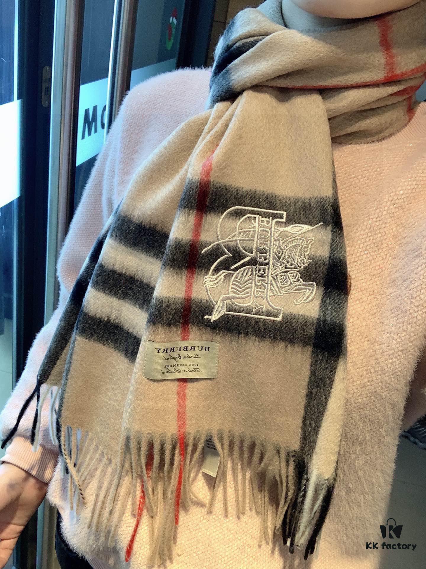 Top-Quality Original Version - Full Packaging, New Hot-Selling Style, Latest Counter Release (New Horse Logo) Highly Recommended, Burberry Official Website's Newest Arrival, 100% Premium Cashmere, Extremely Warm, Soft and Skin-Friendly, Non-Irritating, Classic Burberry Plaid Design, Unisex Scarf