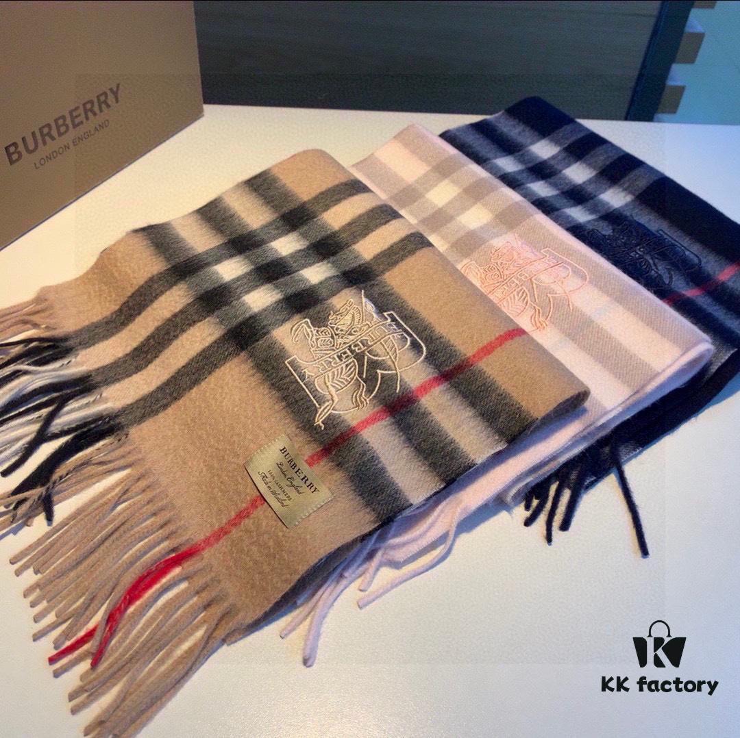 Top-Quality Original Version - Full Packaging, New Hot-Selling Style, Latest Counter Release (New Horse Logo) Highly Recommended, Burberry Official Website's Newest Arrival, 100% Premium Cashmere, Extremely Warm, Soft and Skin-Friendly, Non-Irritating, Classic Burberry Plaid Design, Unisex Scarf