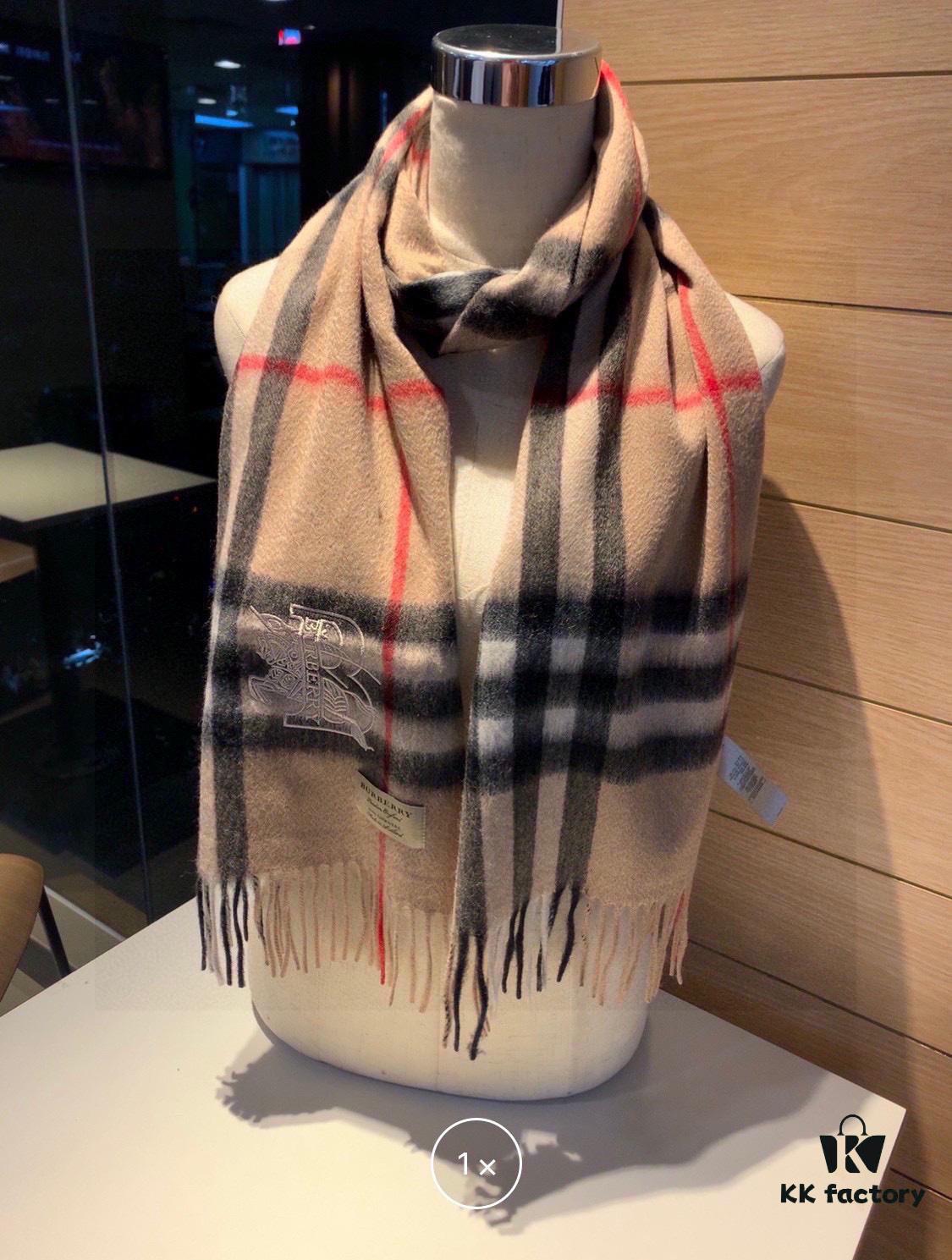 Top-Quality Original Version - Full Packaging, New Hot-Selling Style, Latest Counter Release (New Horse Logo) Highly Recommended, Burberry Official Website's Newest Arrival, 100% Premium Cashmere, Extremely Warm, Soft and Skin-Friendly, Non-Irritating, Classic Burberry Plaid Design, Unisex Scarf