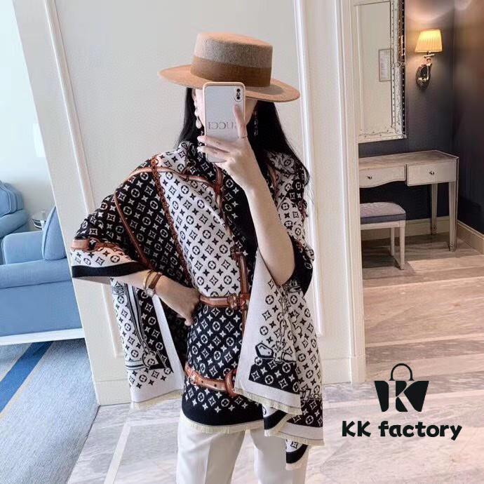 LV Clover Double-Sided Scarf in Black, Dual-Use as Shawl or Scarf