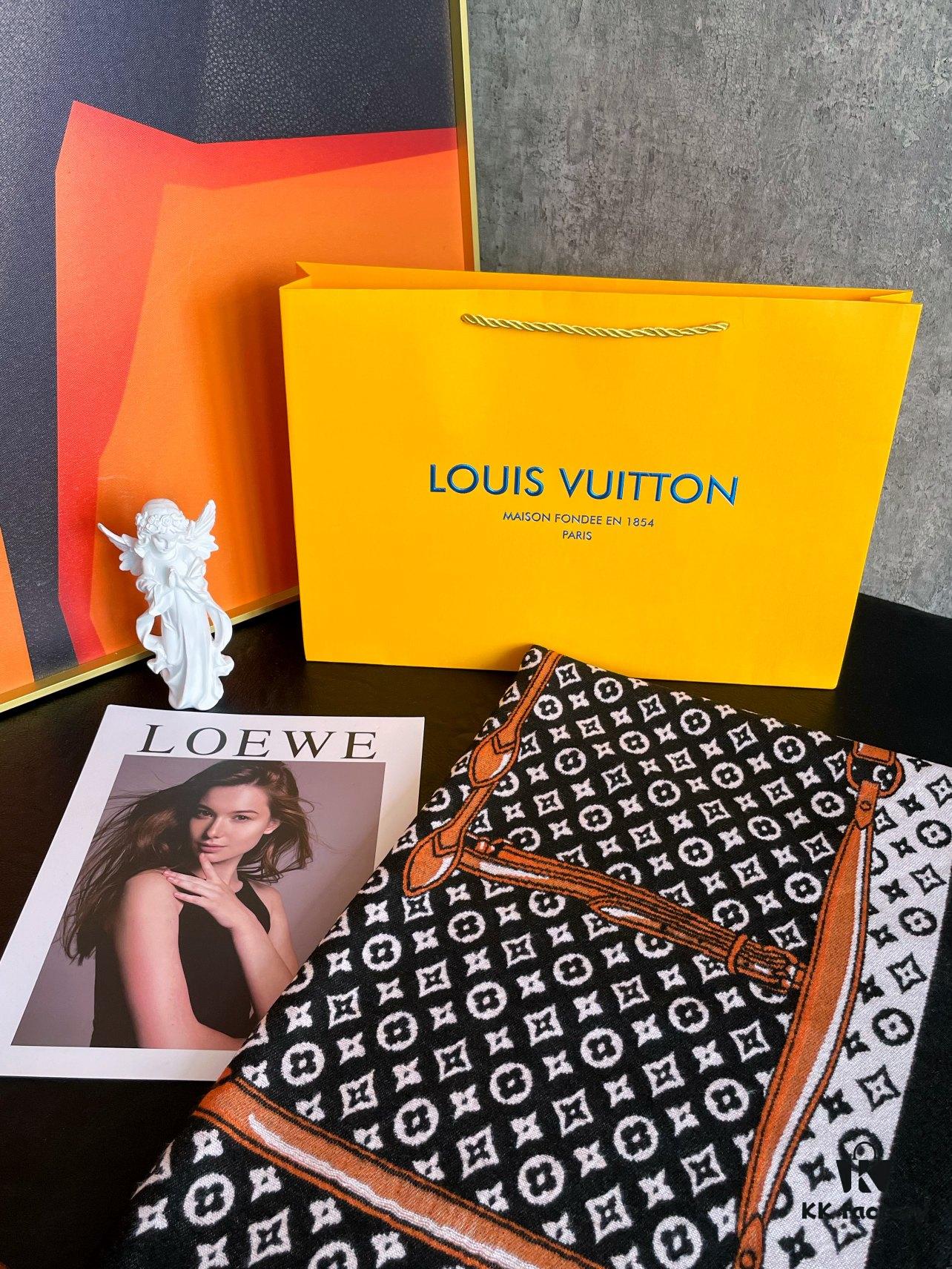 LV Clover Double-Sided Scarf in Black, Dual-Use as Shawl or Scarf