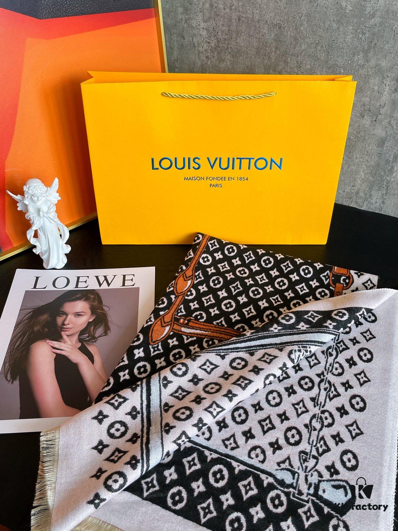 LV Clover Double-Sided Scarf in Black, Dual-Use as Shawl or Scarf