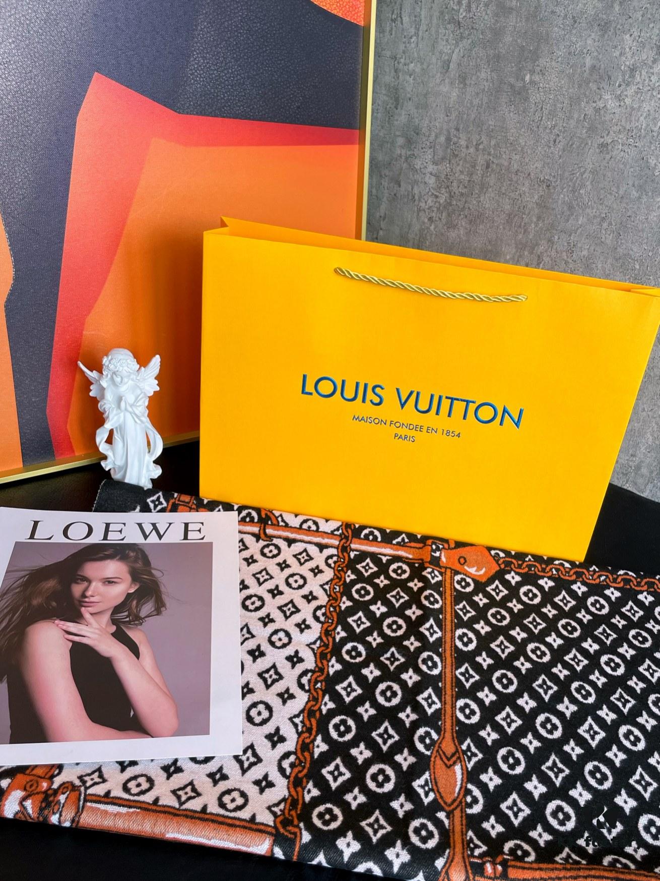 LV Clover Double-Sided Scarf in Black, Dual-Use as Shawl or Scarf