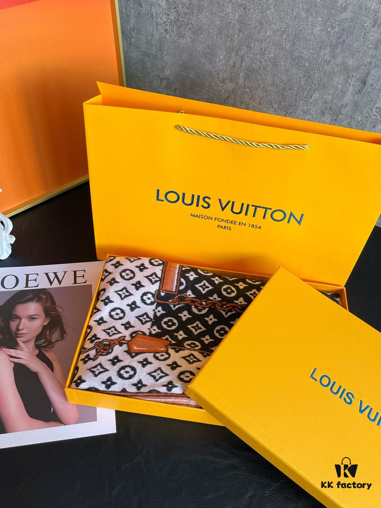 LV Clover Double-Sided Scarf in Black, Dual-Use as Shawl or Scarf