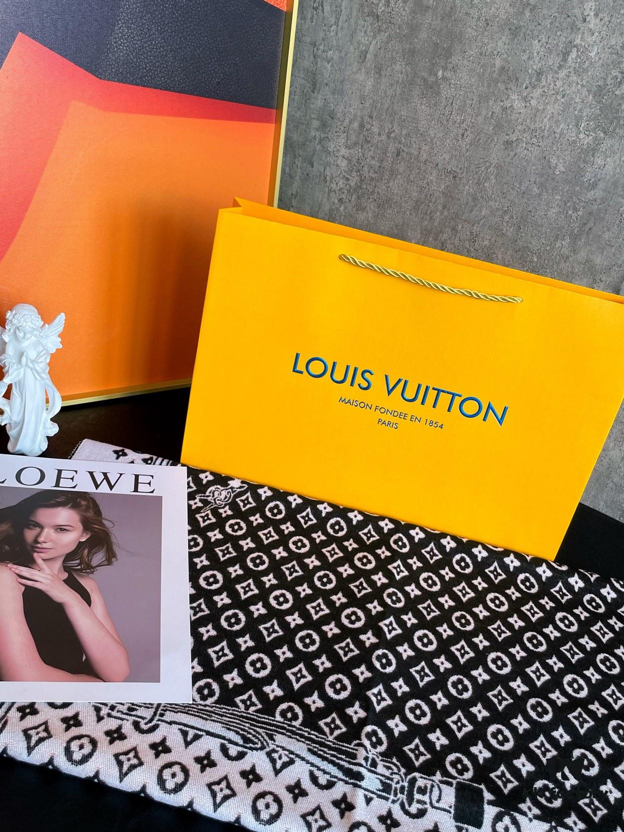 LV Clover Double-Sided Scarf in Black, Dual-Use as Shawl or Scarf