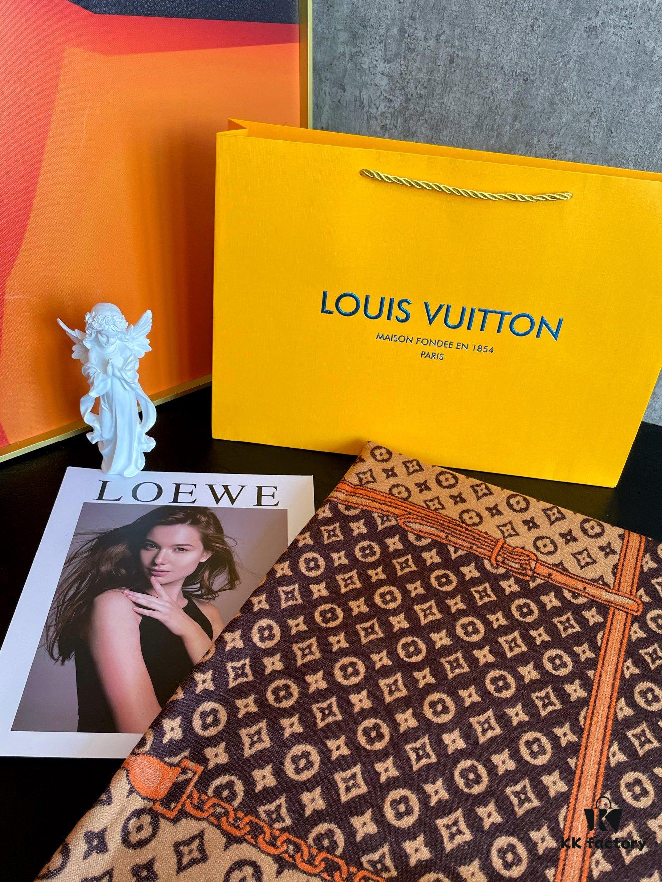 LV Clover Double-Sided Shawl in Monogram Color, 2020 Autumn-Winter New Warm Shawl Scarf with Four-Leaf Clover Jacquard, Premium Gift-Grade Accessory