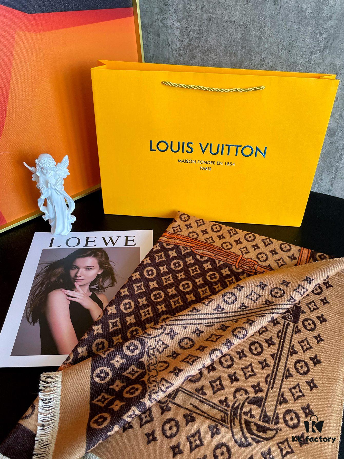 LV Clover Double-Sided Shawl in Monogram Color, 2020 Autumn-Winter New Warm Shawl Scarf with Four-Leaf Clover Jacquard, Premium Gift-Grade Accessory