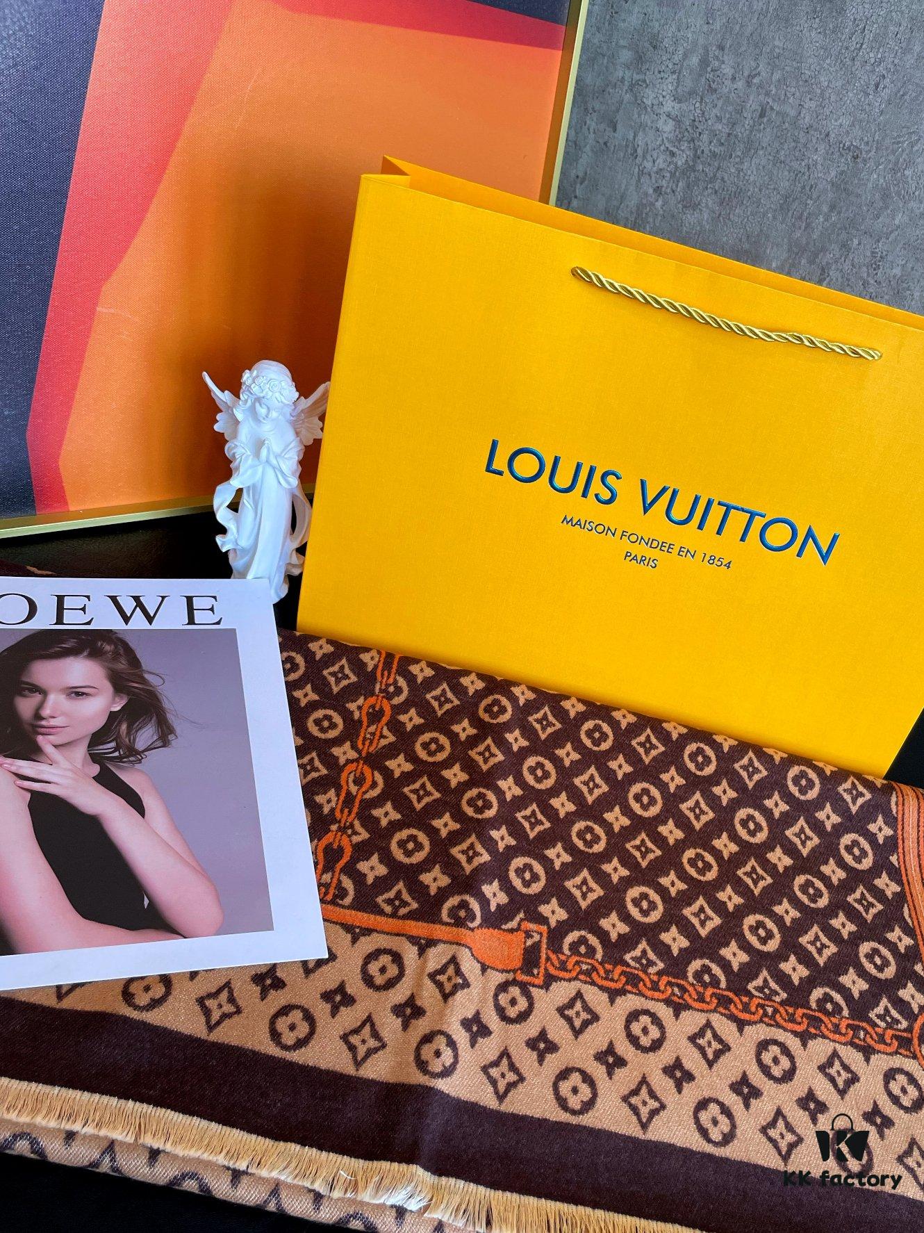 LV Clover Double-Sided Shawl in Monogram Color, 2020 Autumn-Winter New Warm Shawl Scarf with Four-Leaf Clover Jacquard, Premium Gift-Grade Accessory