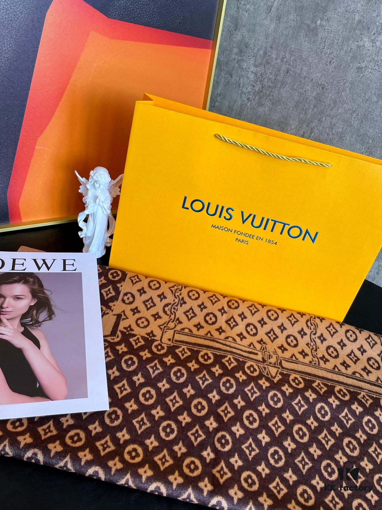 LV Clover Double-Sided Shawl in Monogram Color, 2020 Autumn-Winter New Warm Shawl Scarf with Four-Leaf Clover Jacquard, Premium Gift-Grade Accessory