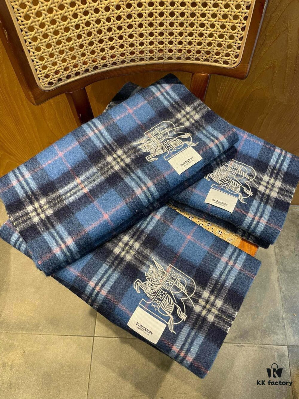 Burberry Wool Cashmere Plaid Set – Timeless Classic Men's Design, Reversible, 100% Cashmere