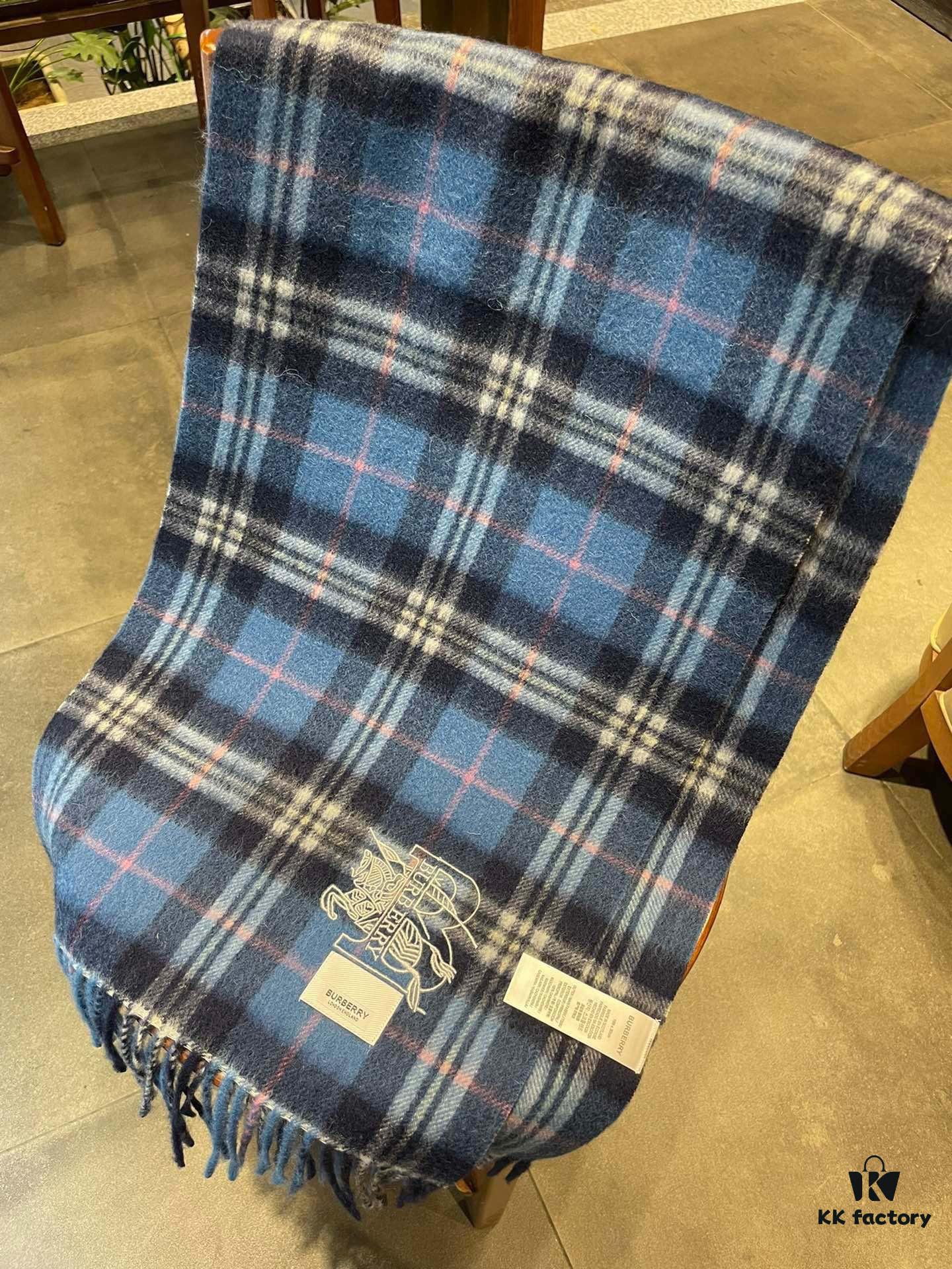 Burberry Wool Cashmere Plaid Set – Timeless Classic Men's Design, Reversible, 100% Cashmere