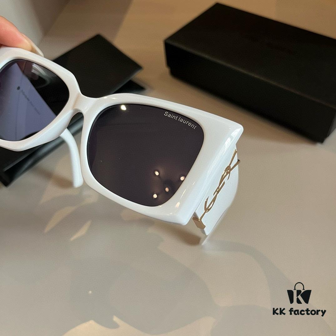 YSL Saint Laurent Sunglasses, absolutely in love, the aura when worn is perfectly on point, greatly slimming the face, large frame yet incredibly lightweight, temple design just right, offering a light and comfortable fit!