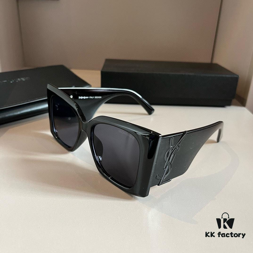 YSL Saint Laurent Sunglasses, absolutely in love, the aura when worn is perfectly on point, greatly flattering and slimming for the face, large-frame design yet incredibly lightweight. The temple curvature is just right, offering a light and comfortable fit!