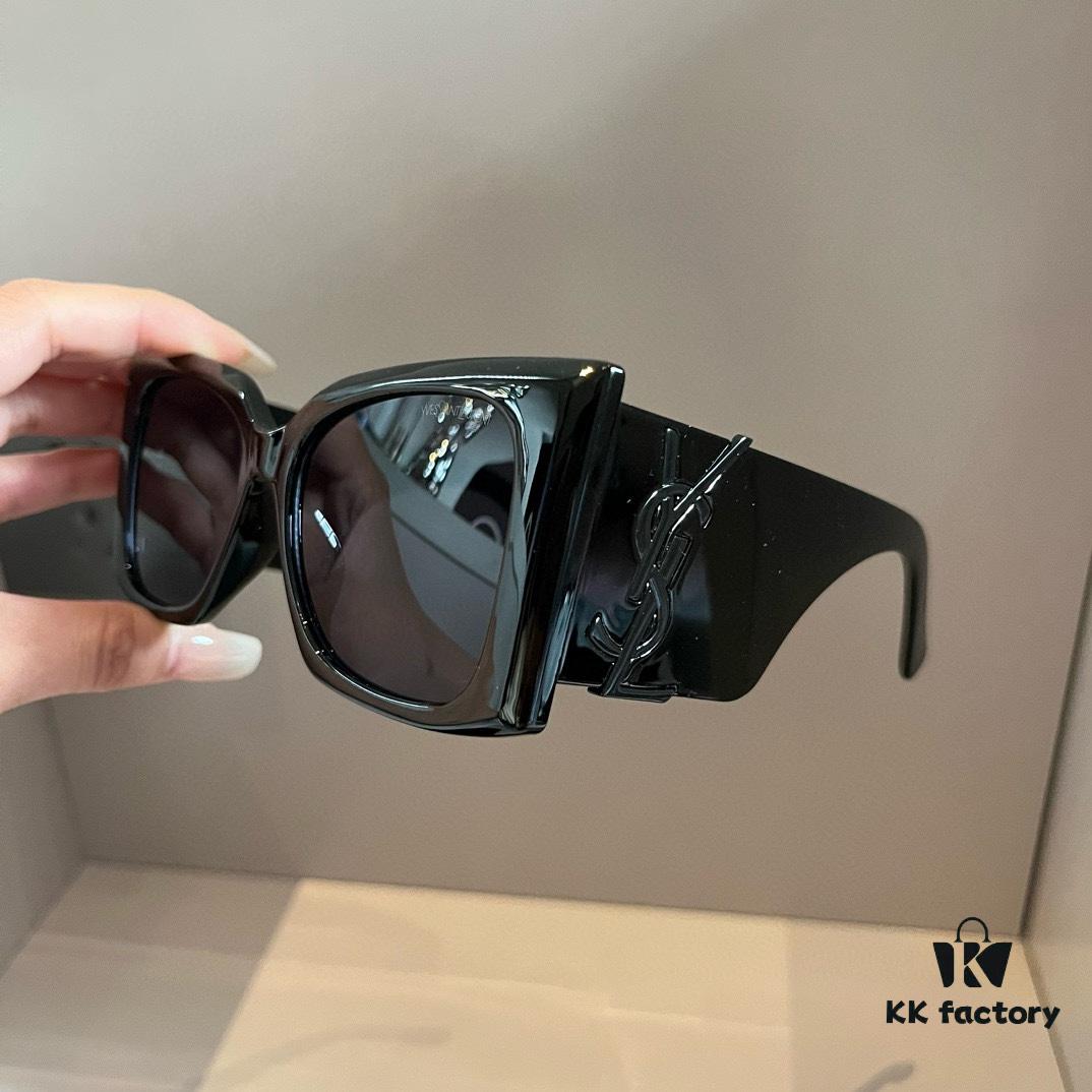 YSL Saint Laurent Sunglasses, absolutely in love, the aura when worn is perfectly on point, greatly flattering and slimming for the face, large-frame design yet incredibly lightweight. The temple curvature is just right, offering a light and comfortable fit!