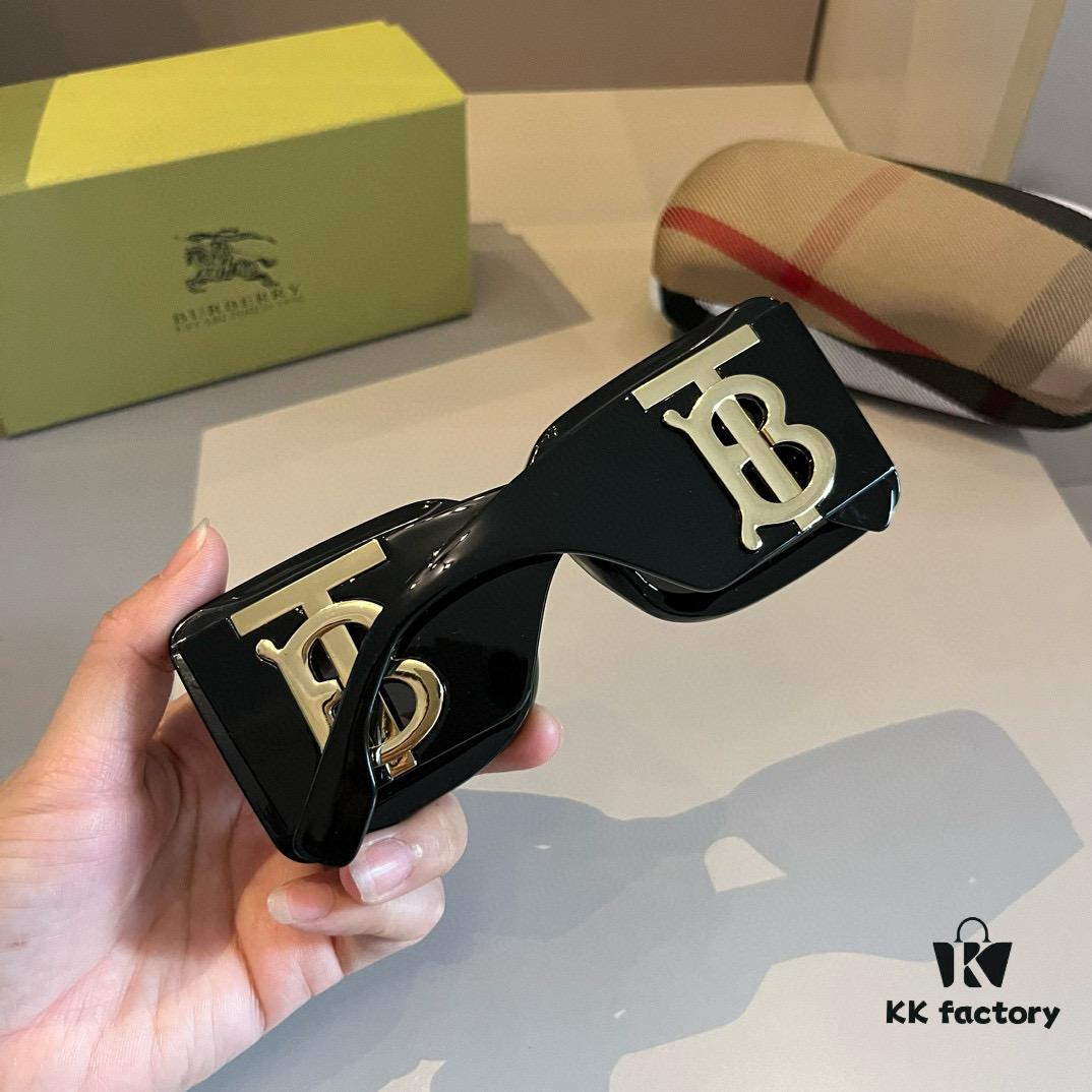 Burberry Sunglasses, absolutely in love, instantly elevating the aura, remarkably slimming the face, large-frame yet lightweight, with perfectly curved temples for a comfortable, feather-light fit!