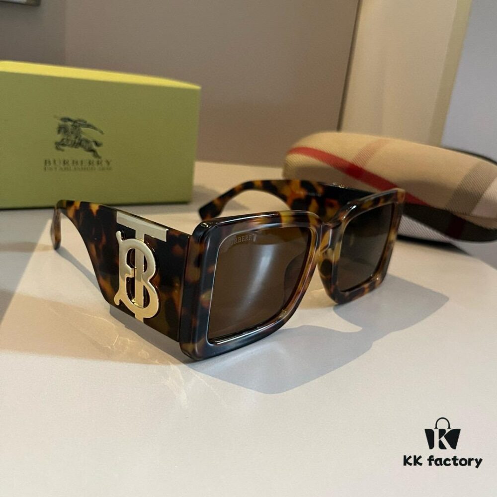 Burberry Sunglasses, absolutely in love, instantly elevating your presence, remarkably slimming the face, large-frame yet lightweight with perfectly engineered temples for a comfortable, feather-light wear!