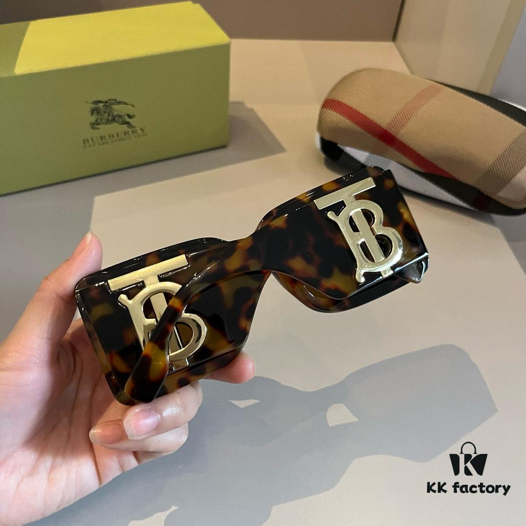 Burberry Sunglasses, absolutely in love, instantly elevating your presence, remarkably slimming the face, large-frame yet lightweight with perfectly engineered temples for a comfortable, feather-light wear!