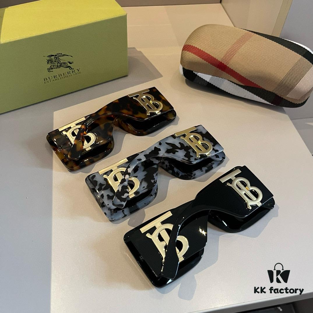 Burberry Sunglasses, absolutely in love, instantly elevating your presence, remarkably slimming the face, large-frame yet lightweight with perfectly engineered temples for a comfortable, feather-light wear!