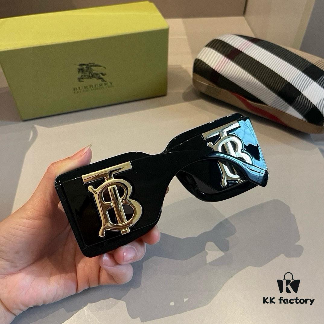Burberry Sunglasses, absolutely in love, instantly elevating your presence, remarkably slimming the face, large-frame yet lightweight, perfectly curved temples for a comfortable, feather-light wear!