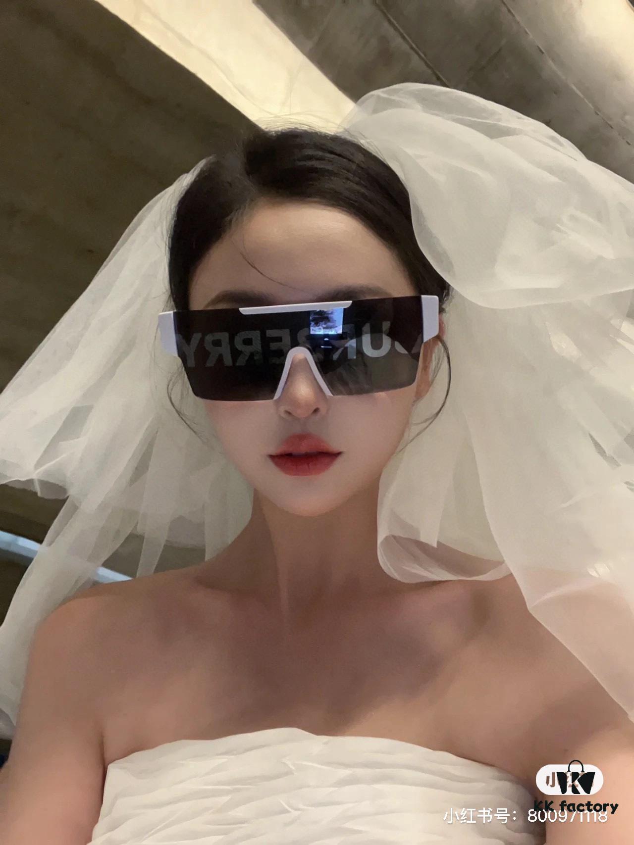 Burberry Letter Print Sunglasses Unisex BE4291 Stylish Travel Fashion Accessory One-Piece UV Protection Eyewear with Case