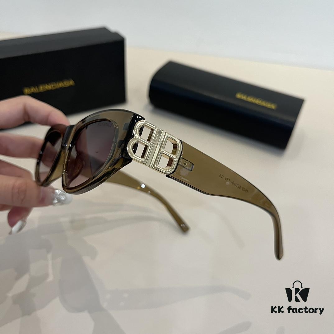 Balenciaga Black and Gold Aviator Sunglasses – The Celebrity-Inspired Look Everyone's Raving About