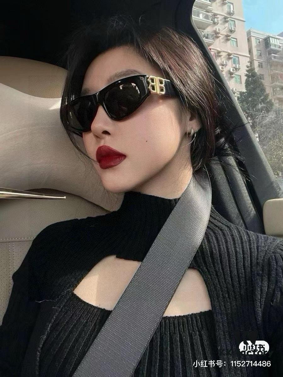 Balenciaga Black and Gold Aviator Sunglasses – The Celebrity-Inspired Look Everyone's Raving About