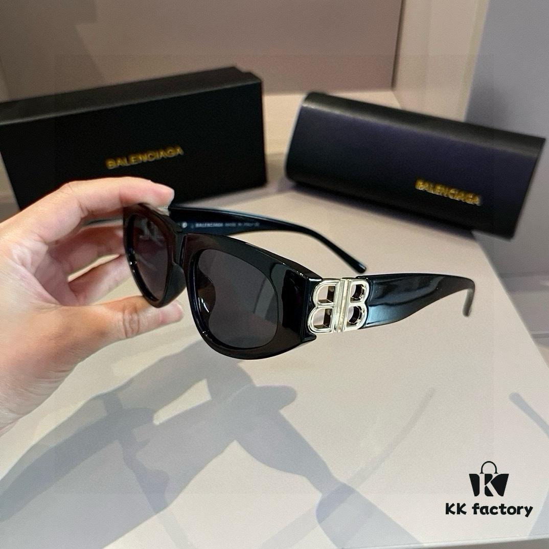 Balenciaga Black and Gold Aviator Sunglasses – The Celebrity-Inspired Look Everyone's Raving About