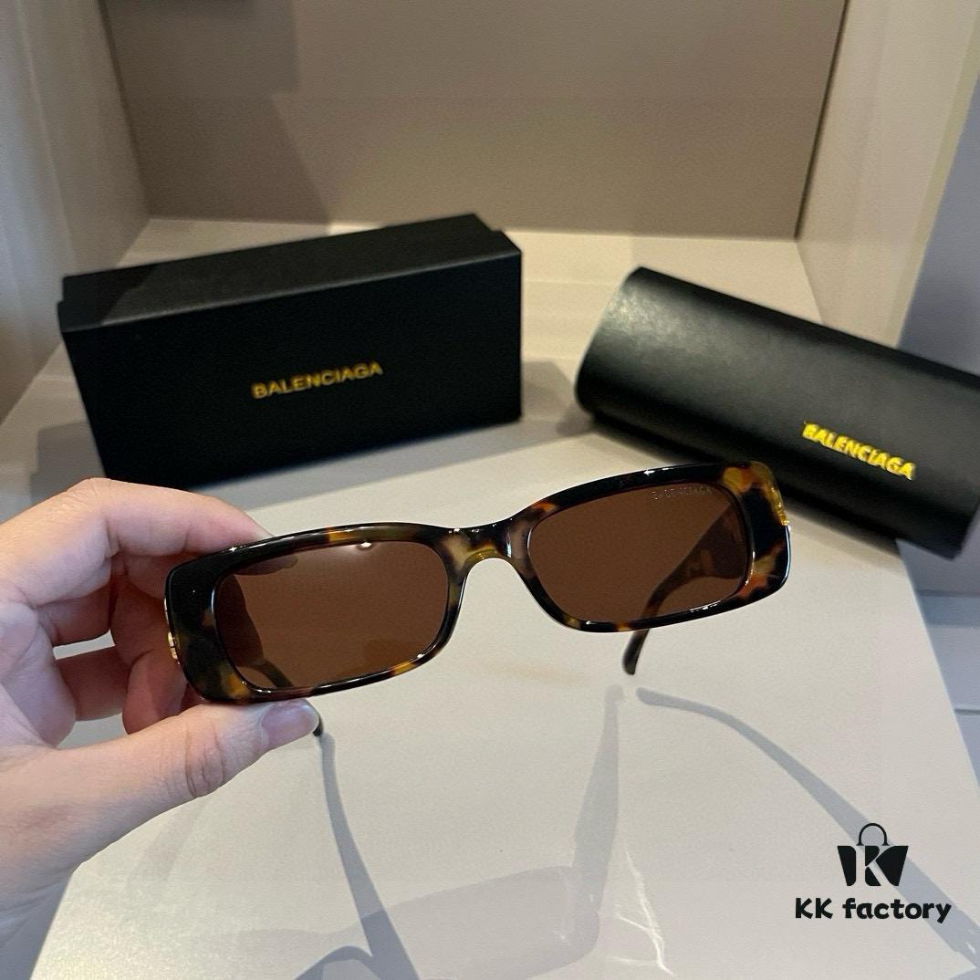Balenciaga Paris Fashion Sunglasses - Celebrity-Inspired Black and Gold Aviator Style with Double B Logo