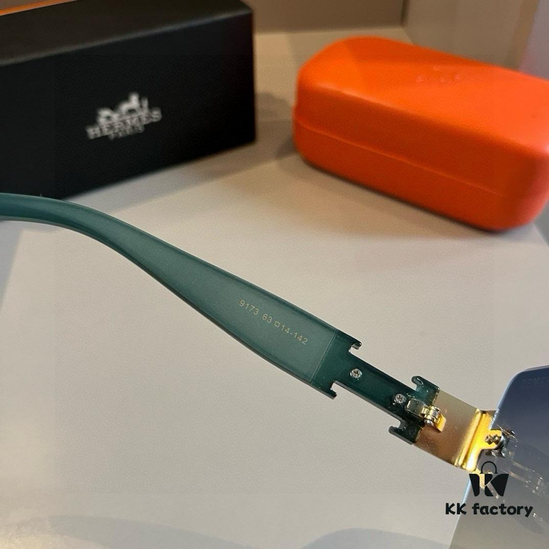 HERMES Hermès New Heavyweight Women's Sunglasses with Large Frame and 3D Design for Flattering Facial Contour