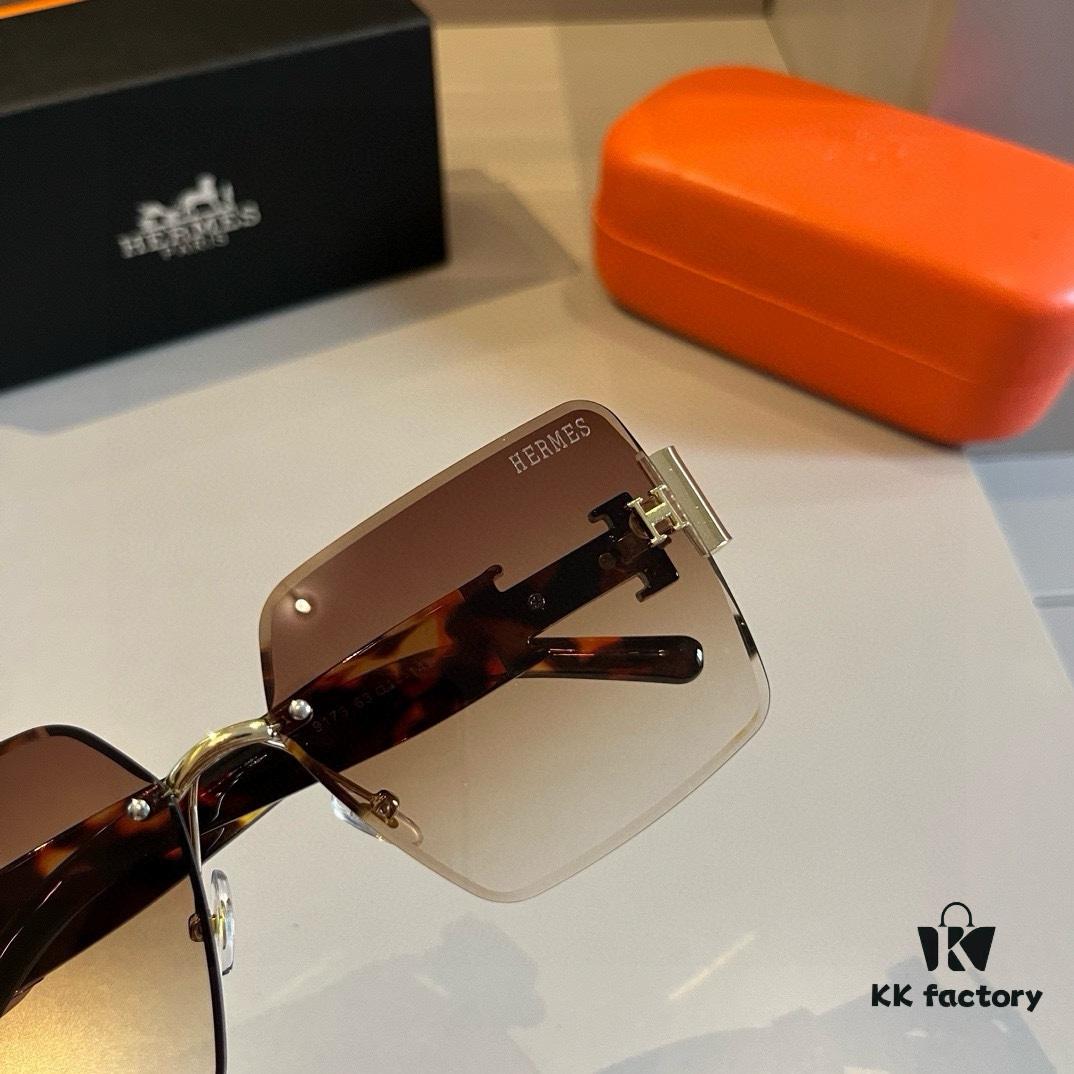 Hermes Women's New Heavyweight Sunglasses with Oversized 3D Frame for Face-Framing and Retro Style