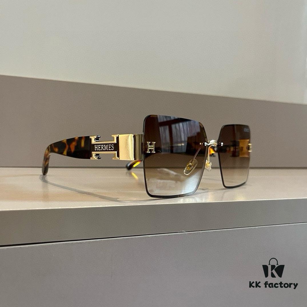 Hermes Women's New Heavyweight Sunglasses with Oversized 3D Frame for Face-Framing and Retro Style