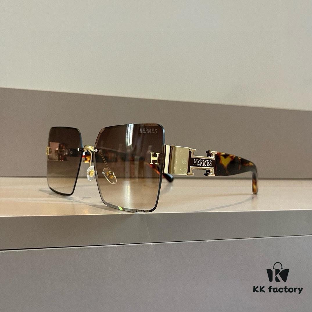 Hermes Women's New Heavyweight Sunglasses with Oversized 3D Frame for Face-Framing and Retro Style