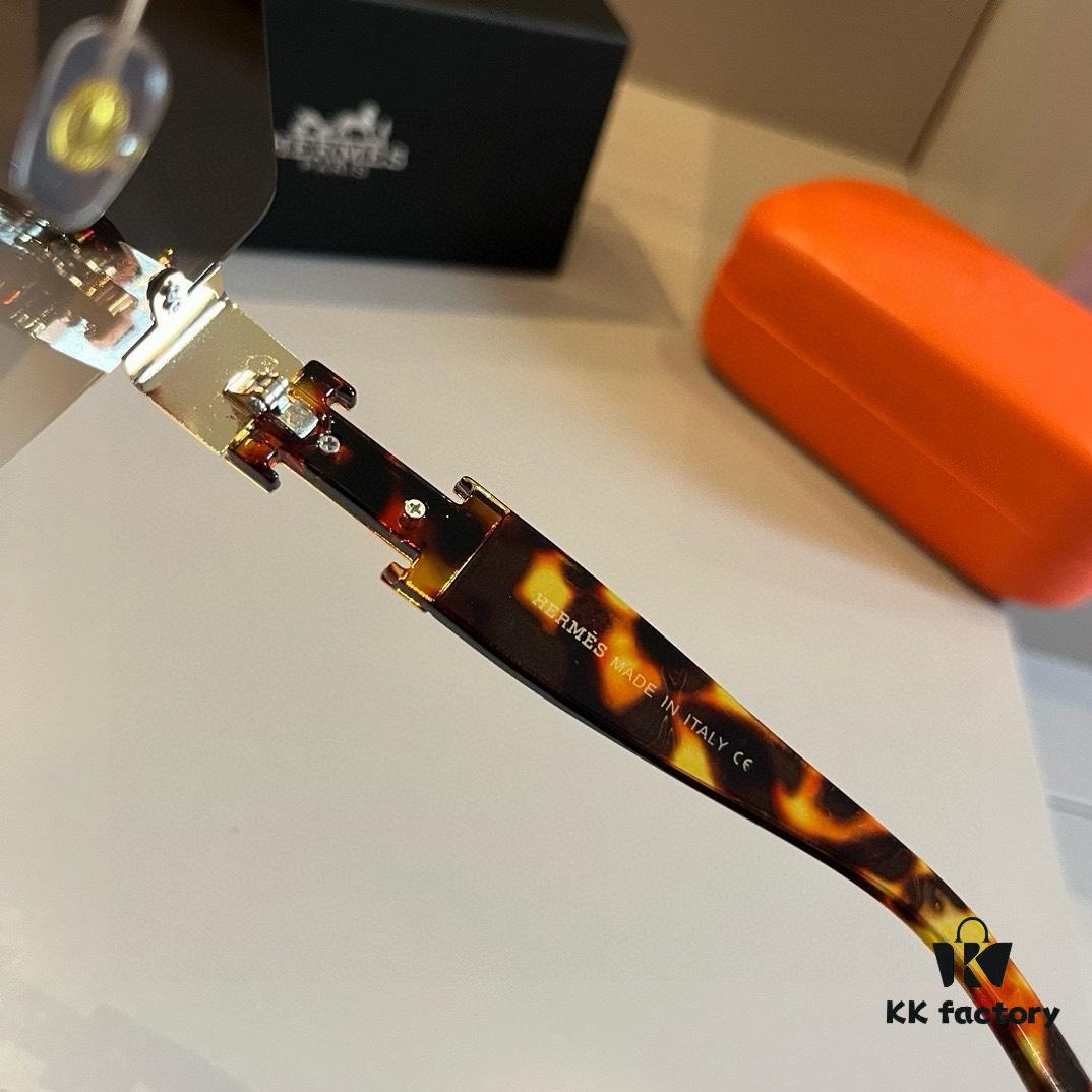 Hermes Women's New Heavyweight Sunglasses with Oversized 3D Frame for Face-Framing and Retro Style