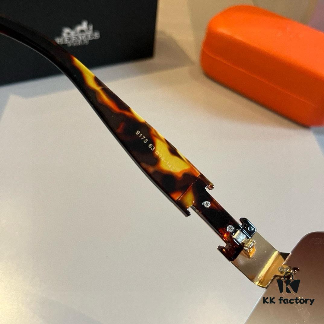 Hermes Women's New Heavyweight Sunglasses with Oversized 3D Frame for Face-Framing and Retro Style