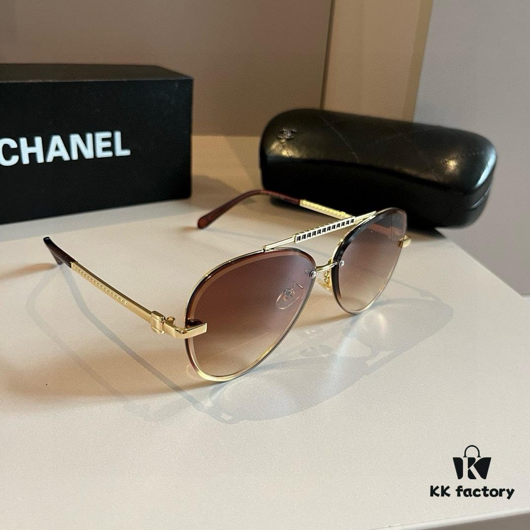 Chanel Sunglasses, absolutely in love, the moment you put them on your face the aura is perfectly on point, greatly slimming the appearance of the face; large-frame design yet surprisingly lightweight. The temple curvature is just right, offering a light and comfortable wearing experience!