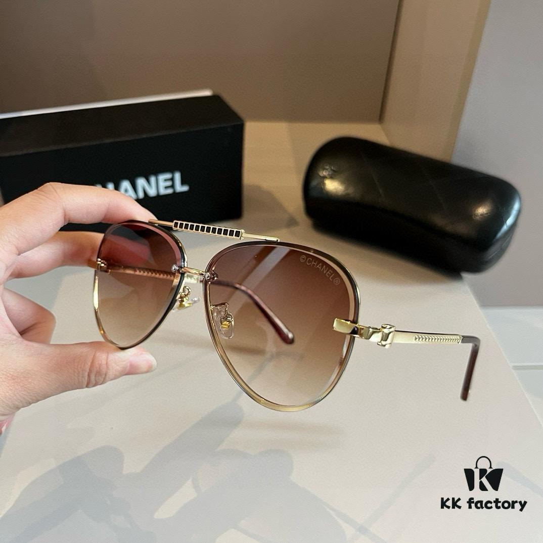 Chanel Sunglasses, absolutely in love, the moment you put them on your face the aura is perfectly on point, greatly slimming the appearance of the face; large-frame design yet surprisingly lightweight. The temple curvature is just right, offering a light and comfortable wearing experience!