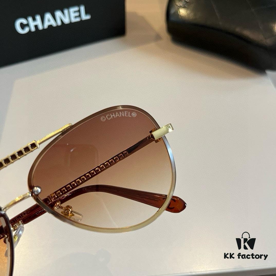 Chanel Sunglasses, absolutely in love, the moment you put them on your face the aura is perfectly on point, greatly slimming the appearance of the face; large-frame design yet surprisingly lightweight. The temple curvature is just right, offering a light and comfortable wearing experience!