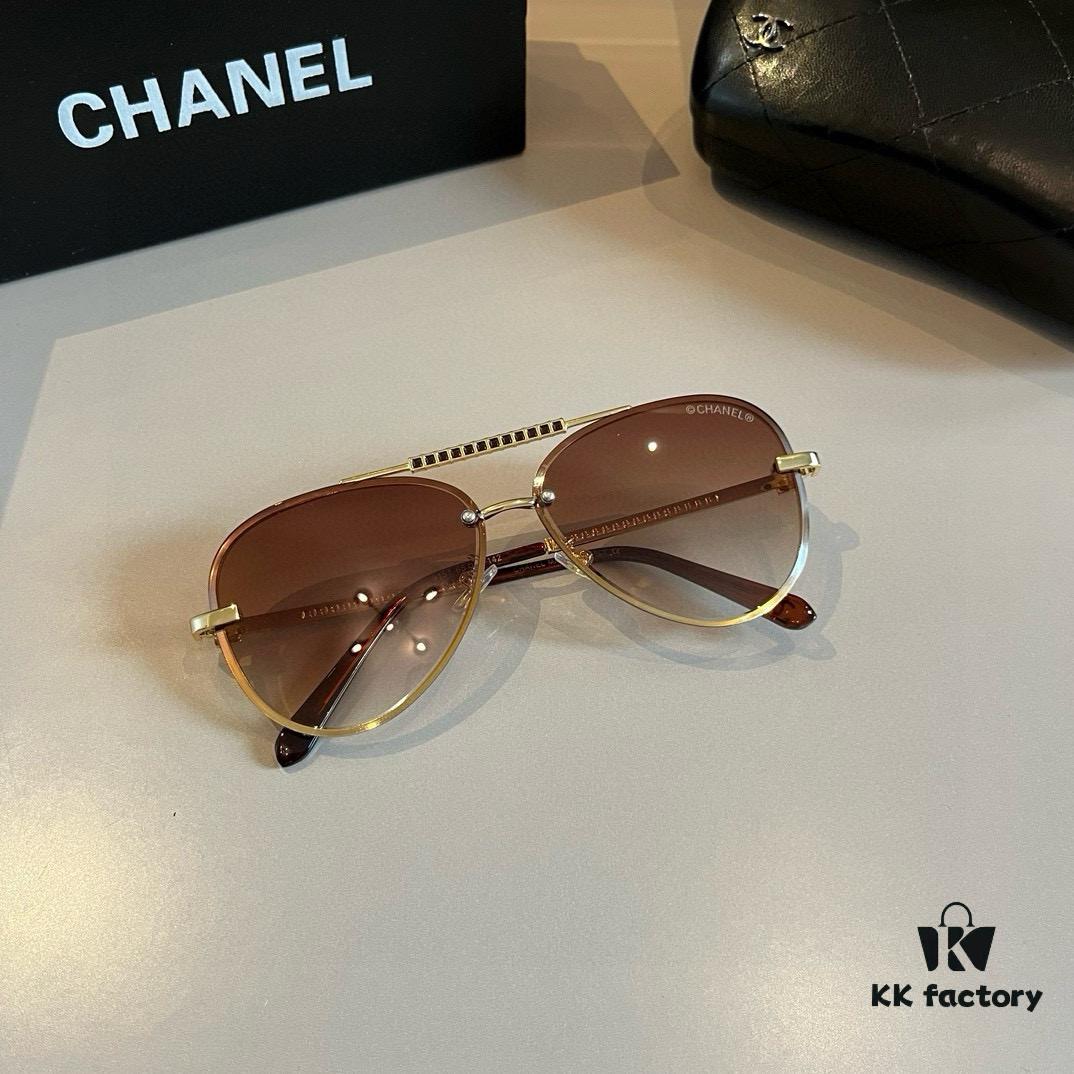 Chanel Sunglasses, absolutely in love, the moment you put them on your face the aura is perfectly on point, greatly slimming the appearance of the face; large-frame design yet surprisingly lightweight. The temple curvature is just right, offering a light and comfortable wearing experience!