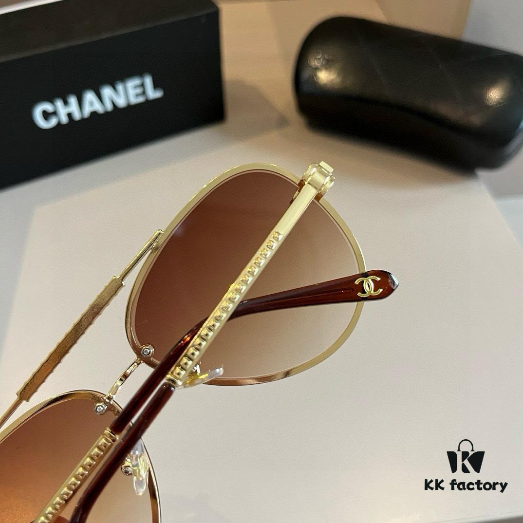 Chanel Sunglasses, absolutely in love, the moment you put them on your face the aura is perfectly on point, greatly slimming the appearance of the face; large-frame design yet surprisingly lightweight. The temple curvature is just right, offering a light and comfortable wearing experience!