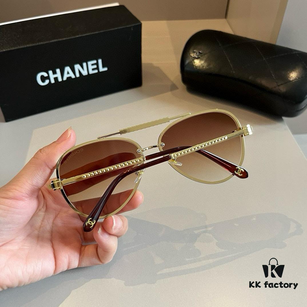 Chanel Sunglasses, absolutely in love, the moment you put them on your face the aura is perfectly on point, greatly slimming the appearance of the face; large-frame design yet surprisingly lightweight. The temple curvature is just right, offering a light and comfortable wearing experience!