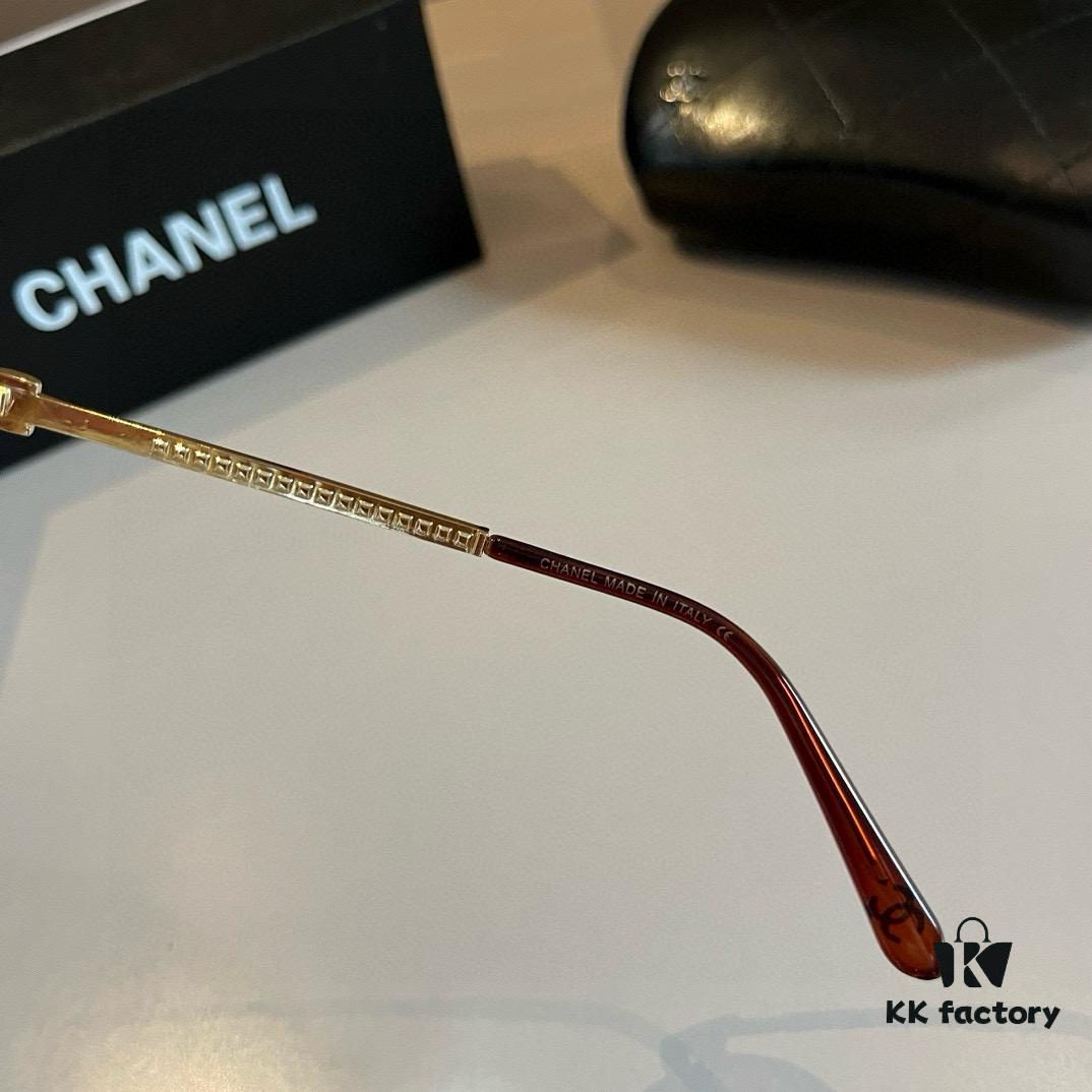 Chanel Sunglasses, absolutely in love, the moment you put them on your face the aura is perfectly on point, greatly slimming the appearance of the face; large-frame design yet surprisingly lightweight. The temple curvature is just right, offering a light and comfortable wearing experience!